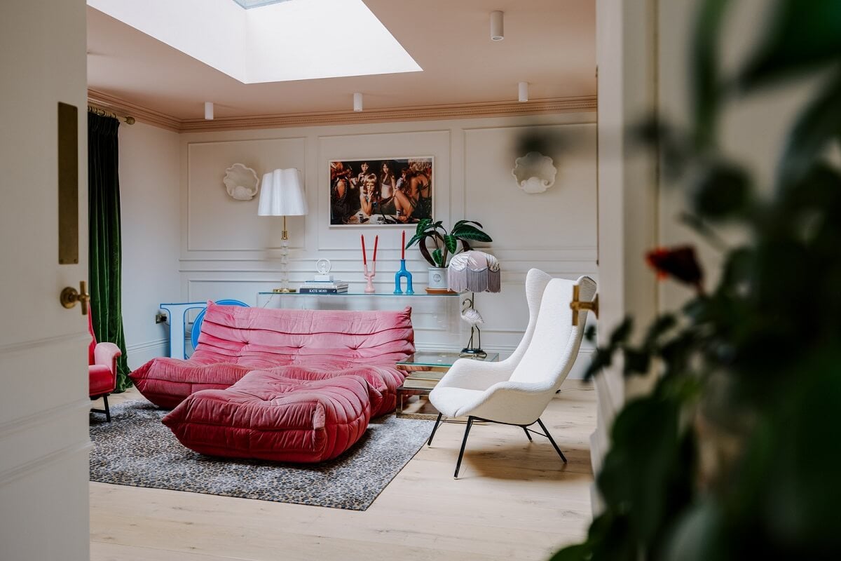 A White English House with a Beautiful Open-Plan Kitchen 8 cozy sitting room pink sofa