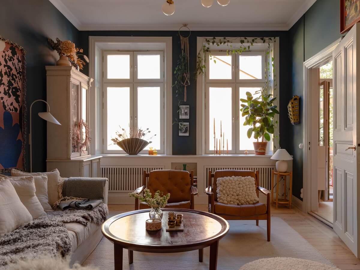 Light and Dark Tones in a Stunning Apartment 6 dark blue walls living room