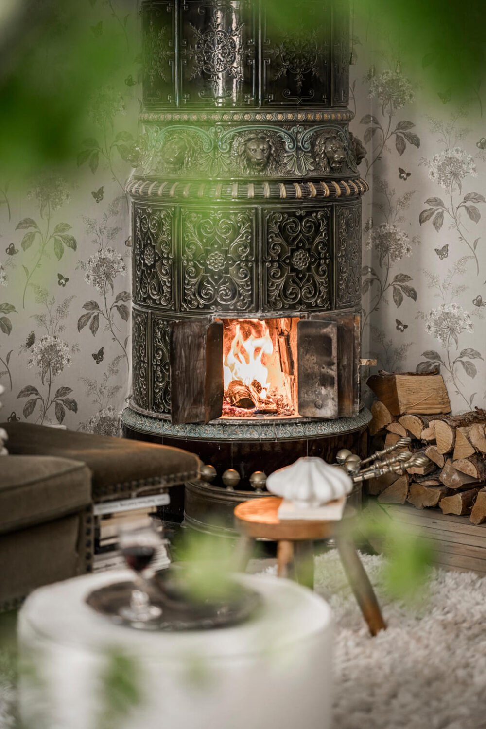 Wallpaper and Historic Charm in a Swedish Apartment 7 detail green fireplace