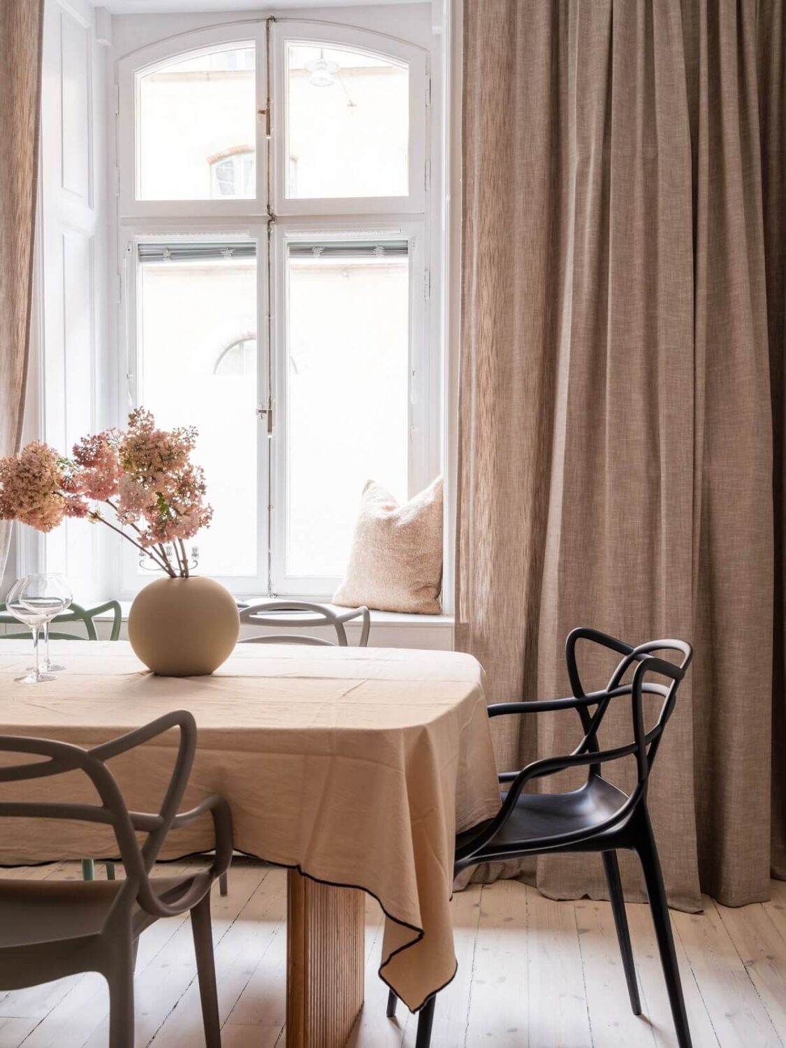 A Small, Tastefully Renovated Apartment in Stockholm 6 dining room detail