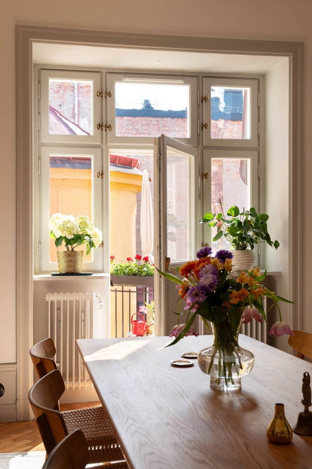 An Elegant Turn-of-the-Century Apartment in Stockholm 9 dining room with balcony access