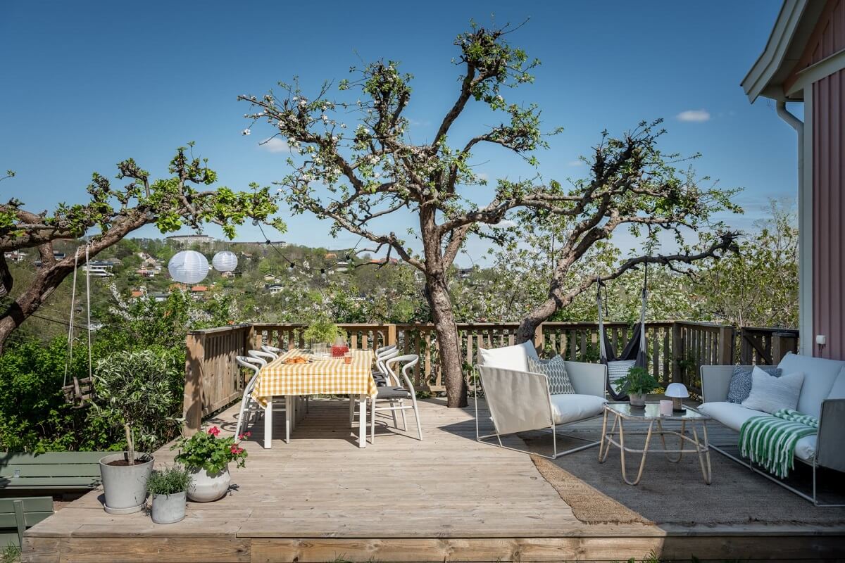A Pink Swedish House with a Lovely Garden 28 garden deck