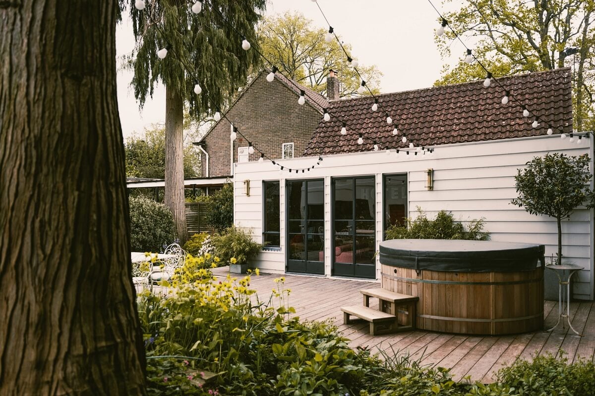 A White English House with a Beautiful Open-Plan Kitchen 26 garden house