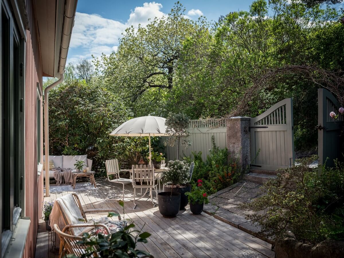 A Pink Swedish House with a Lovely Garden 26 garden pink swedush house