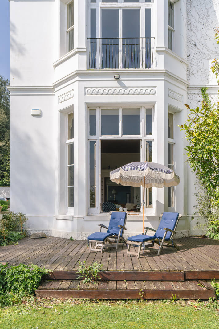 Grand Rooms and Vibrant Colors in an English Country Home 22 garden seating