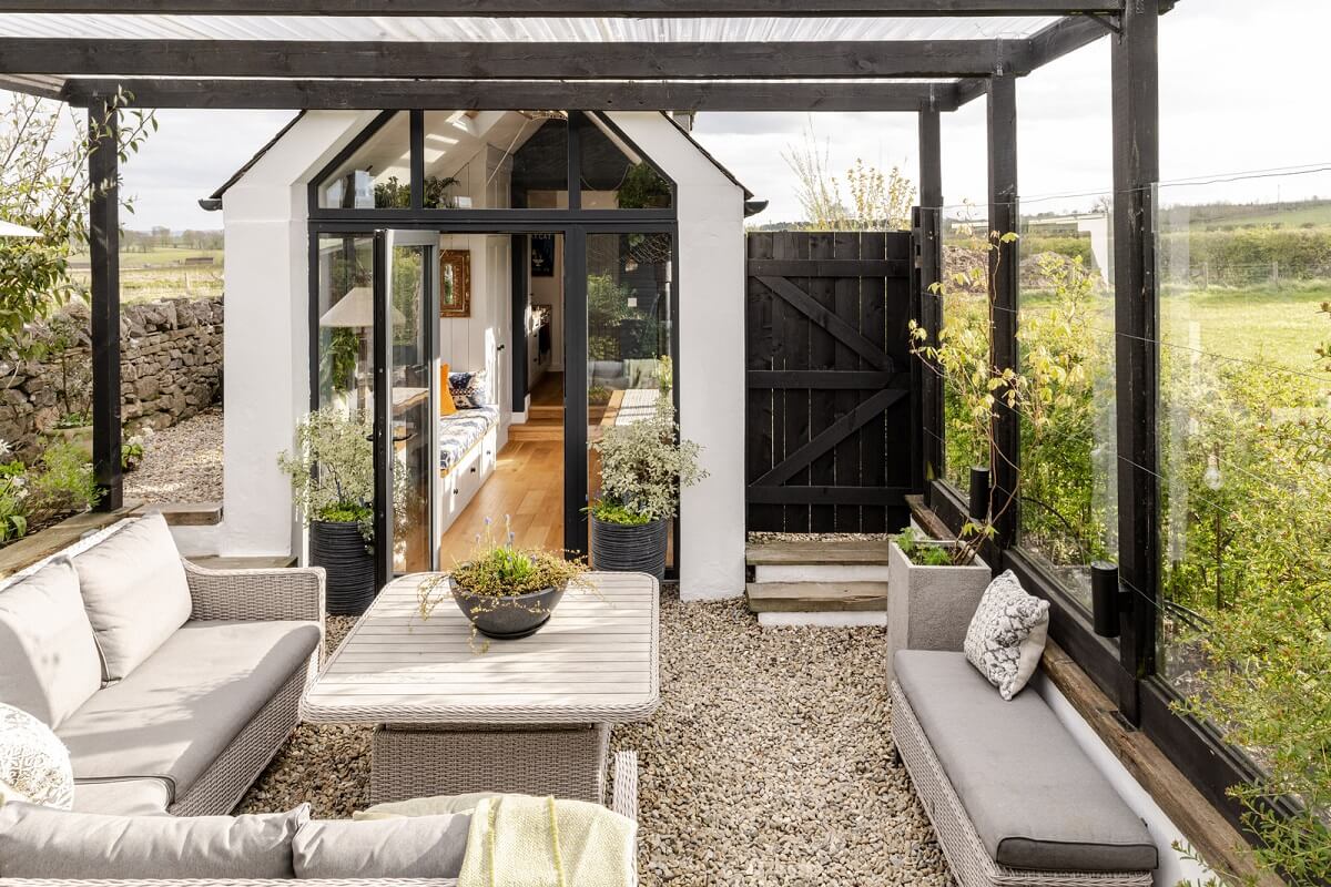 A Tiny Off-Grid House in the English Countryside 11 garden-terrace-covered-tiny-house-england-nordroom