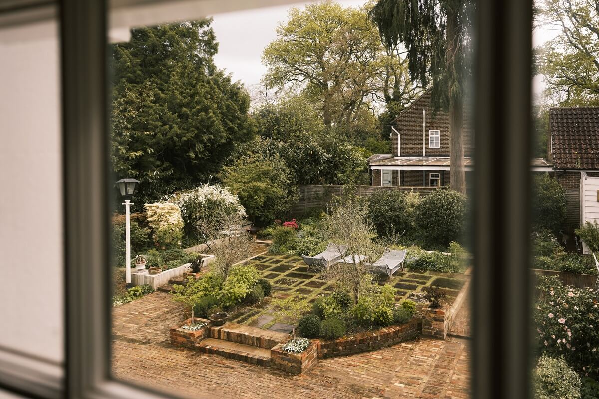 A White English House with a Beautiful Open-Plan Kitchen 23 garden view