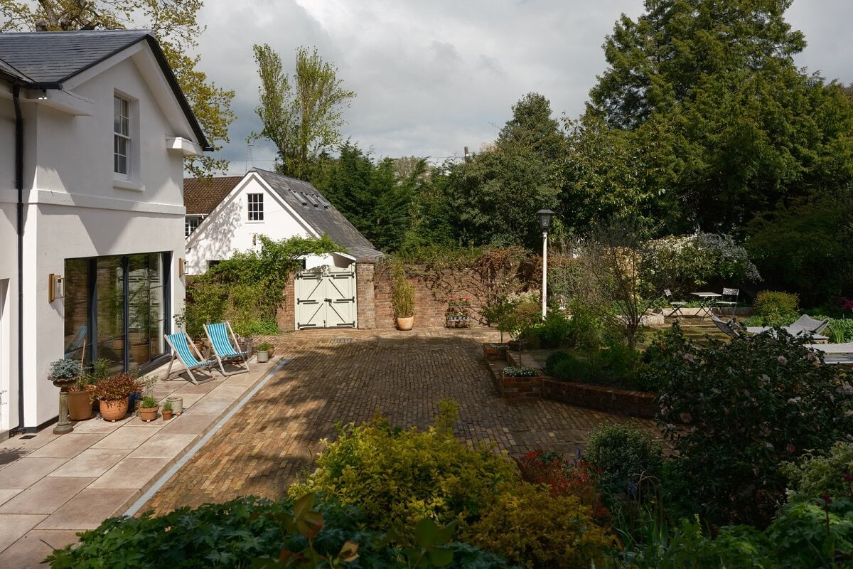 A White English House with a Beautiful Open-Plan Kitchen 24 garden white house