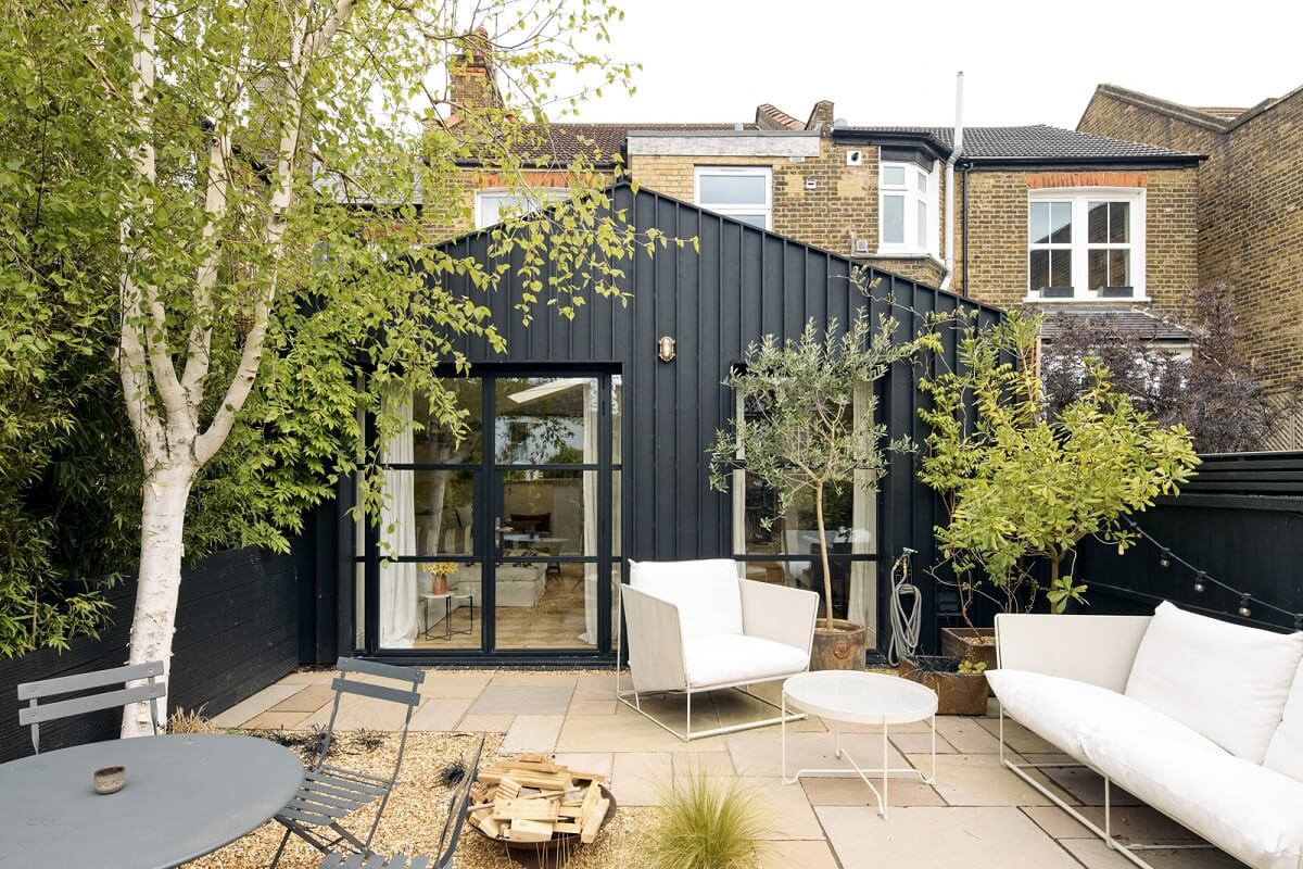 A Light Garden Apartment in London's Poet's Corner 19 garden with black clad apartment
