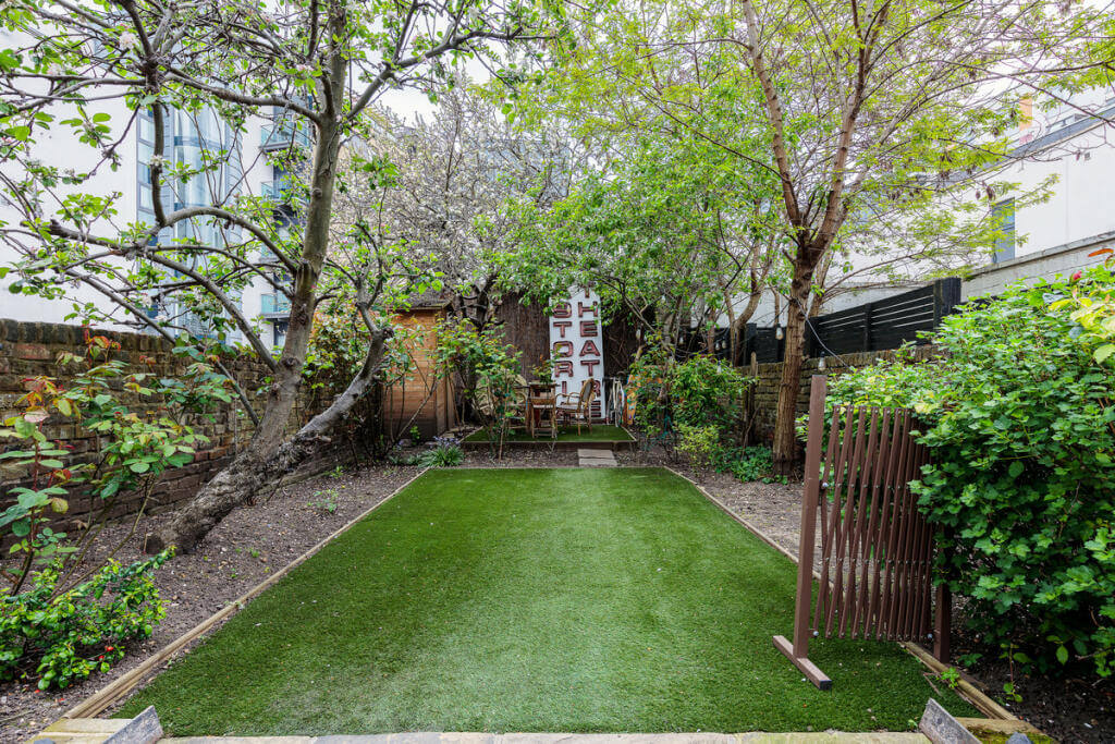 Unique Color Combinations and Design in a London Townhouse 22 garden