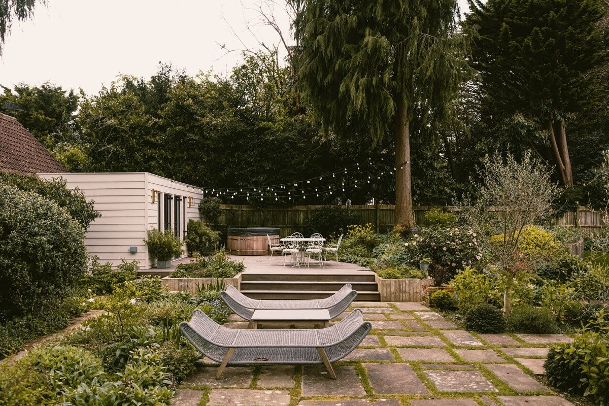 A White English House with a Beautiful Open-Plan Kitchen 25 garden