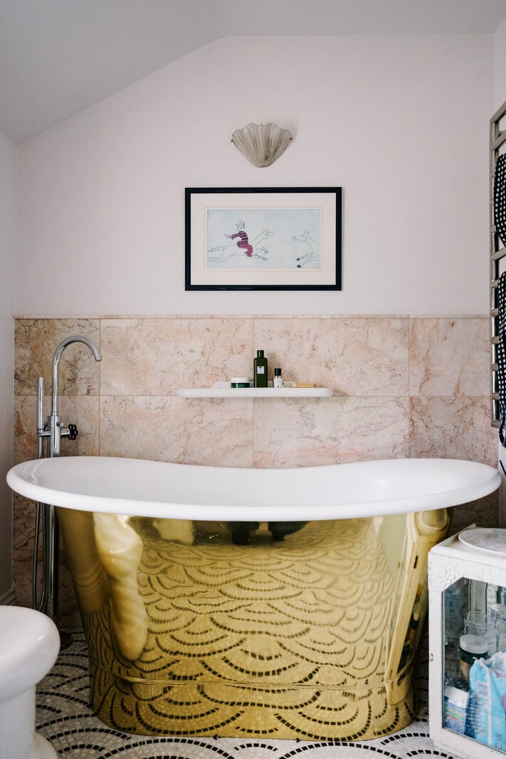 A White English House with a Beautiful Open-Plan Kitchen 17 gold bath