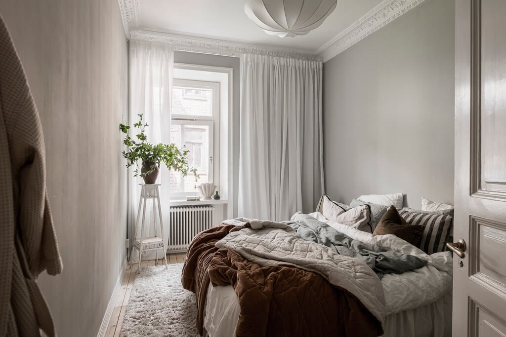Wallpaper and Historic Charm in a Swedish Apartment 24 gray bedroom