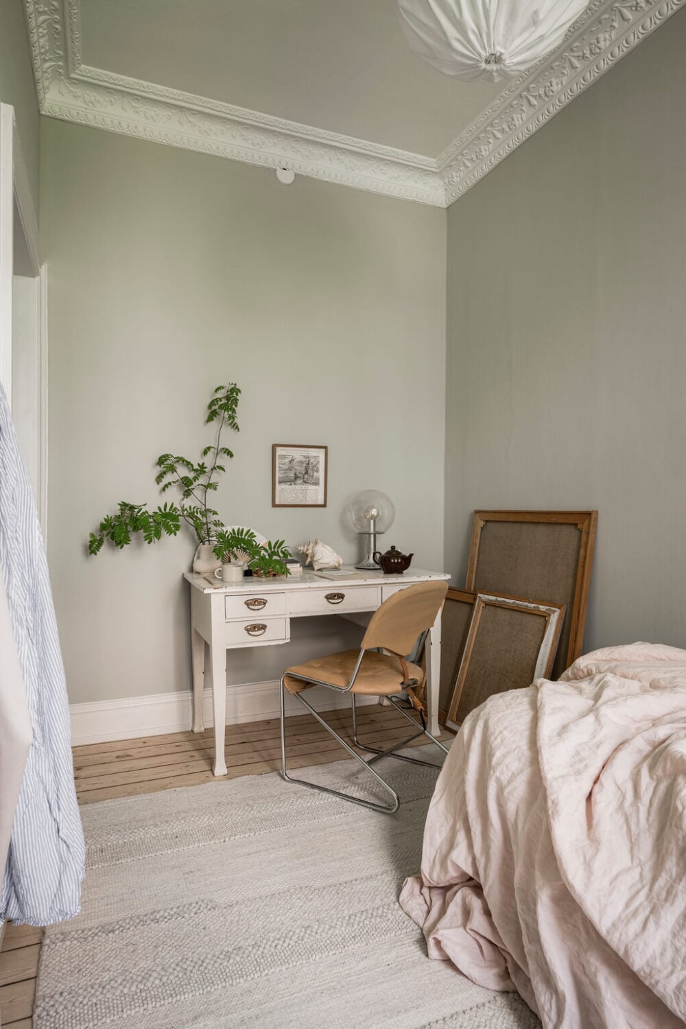 Wallpaper and Historic Charm in a Swedish Apartment 28 gray bedroom with desk
