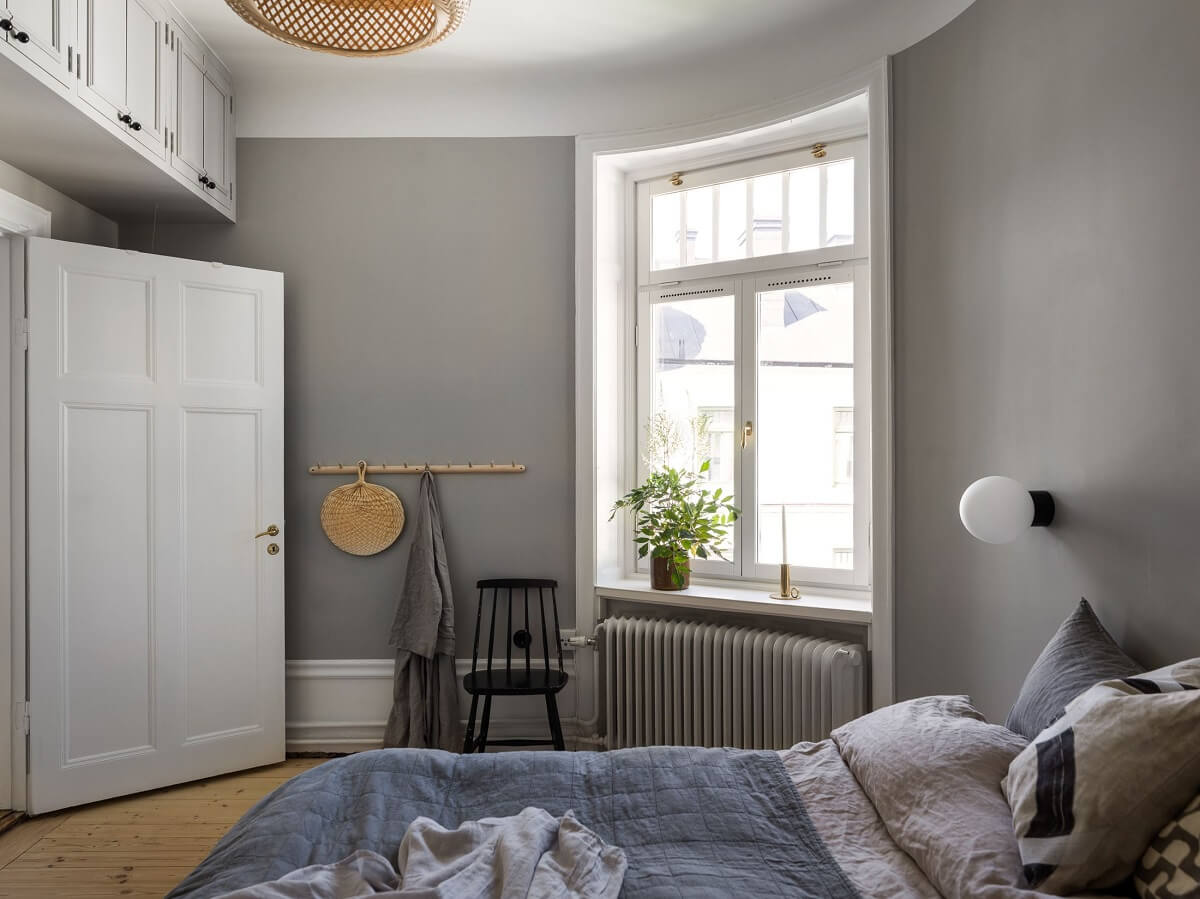 A Gray Stockholm Apartment with a Black Kitchen 14 gray bedroom with storage above the door nordroom