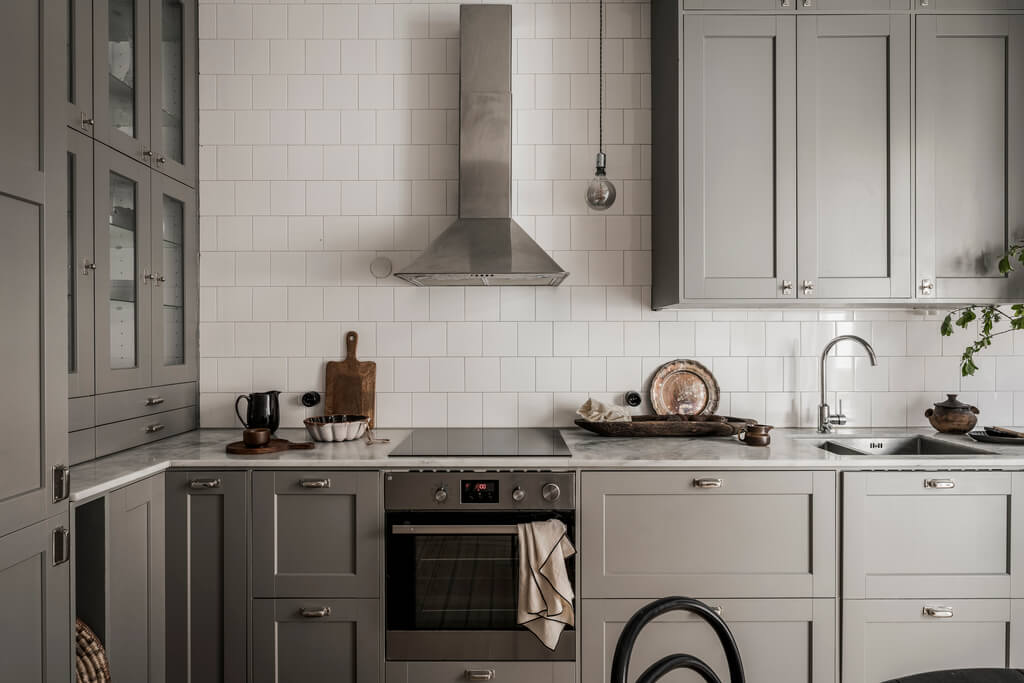 Wallpaper and Historic Charm in a Swedish Apartment 19 gray cupboards
