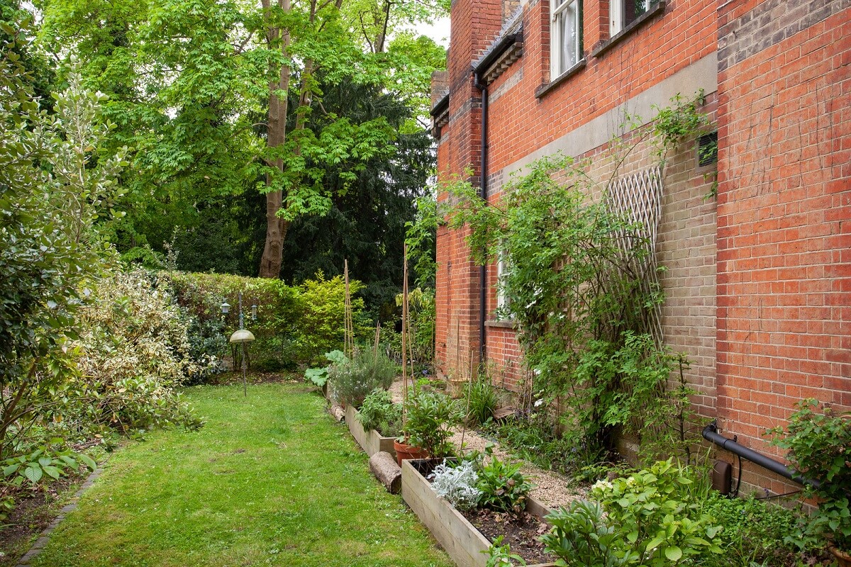 Charming Cottage Style in a London Maisonette 17 green english garden