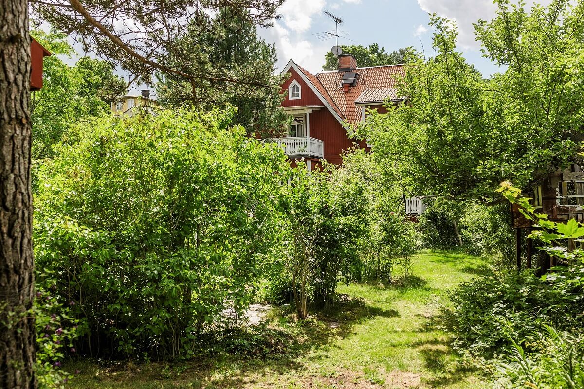 A Historic Swedish Country House with a Beautiful Garden 31 green-garden-red-swedish-house