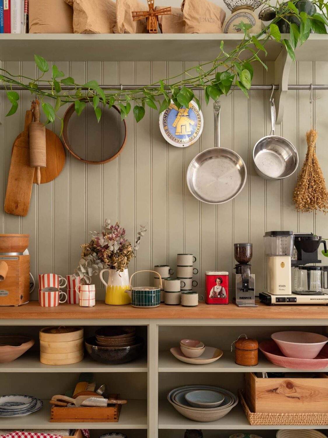 Light and Dark Tones in a Stunning Apartment 27 green open kitchen storage
