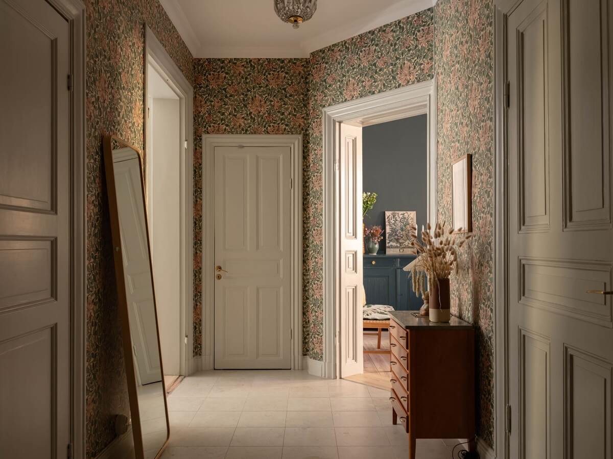 Light and Dark Tones in a Stunning Apartment 28 hall with wallpaper
