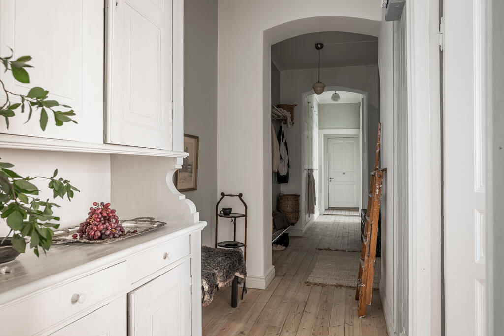 Wallpaper and Historic Charm in a Swedish Apartment 11 hallway