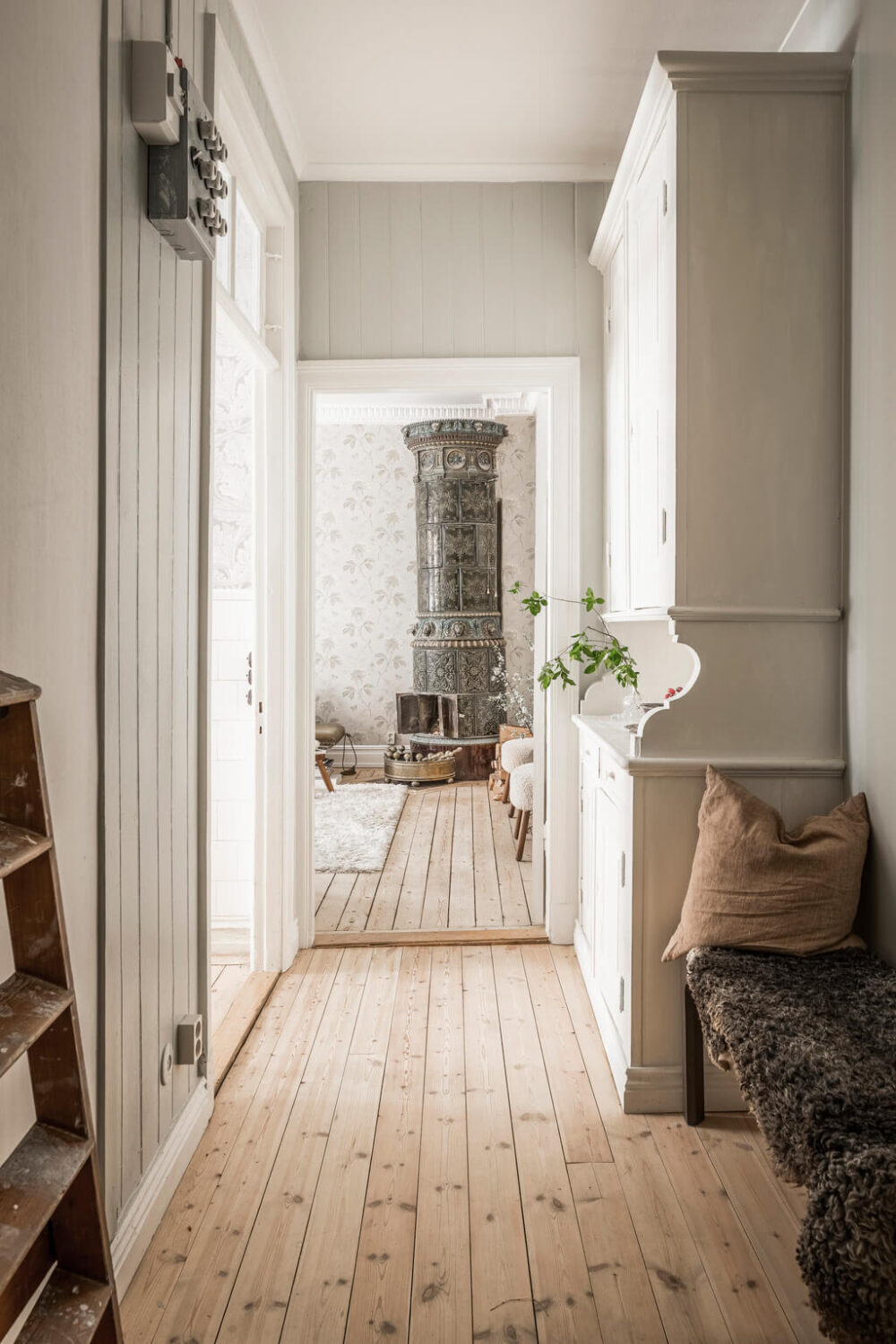 Wallpaper and Historic Charm in a Swedish Apartment 12 hallway with bench