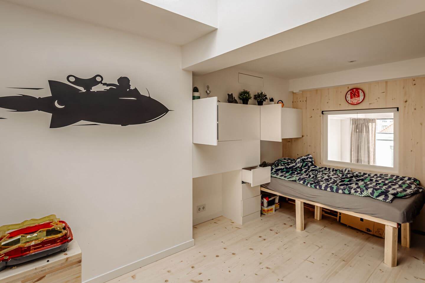 A Modern Loft-Style School Conversion in Amsterdam 21 kids bedroom