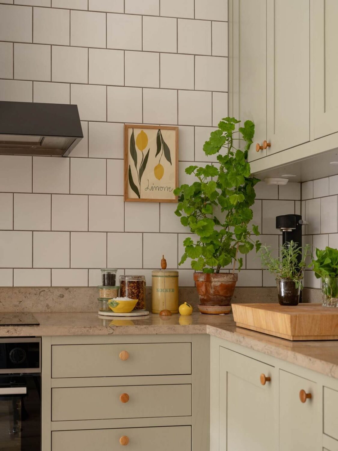 Light and Dark Tones in a Stunning Apartment 23 kitchen detail