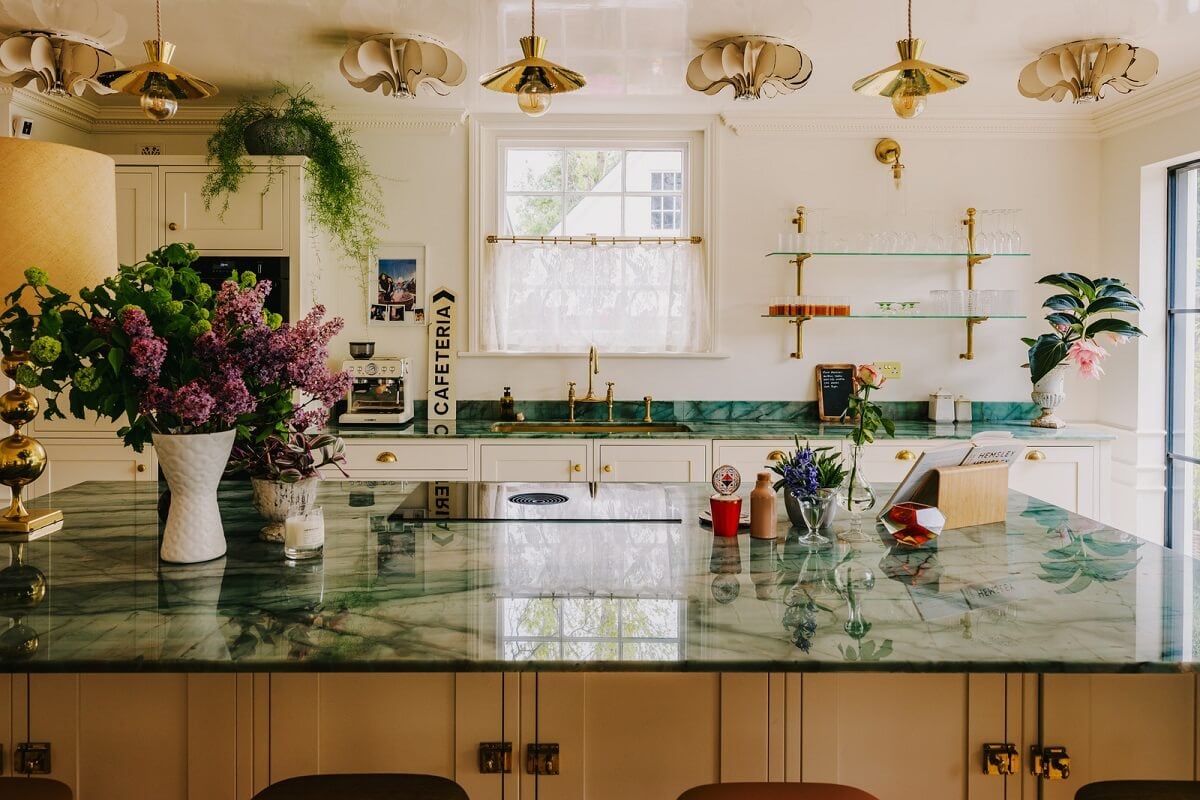 A White English House with a Beautiful Open-Plan Kitchen 3 kitchen island