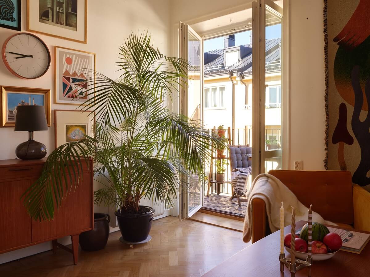 A Vintage Apartment with a Vibrant Blue Bedroom 4 living room with balcony