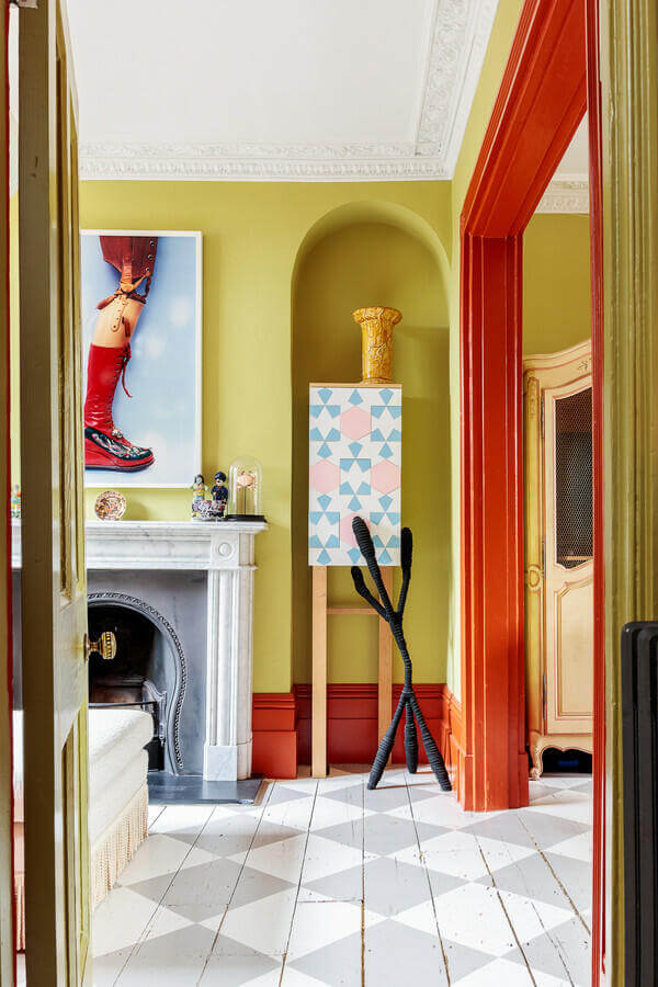 Unique Color Combinations and Design in a London Townhouse 6 living room with green walls and niche