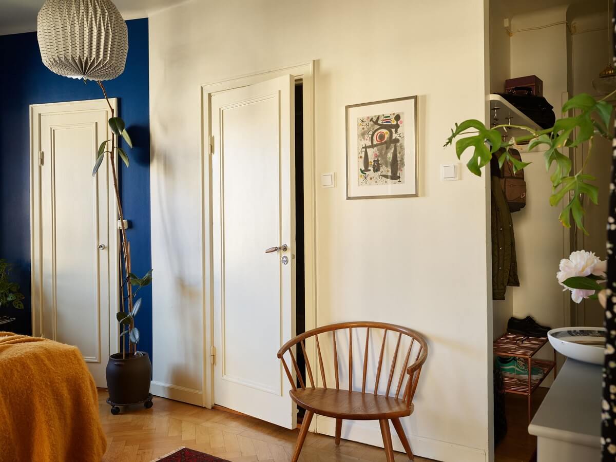 A Vintage Apartment with a Vibrant Blue Bedroom 15 open bedroom with blue wall