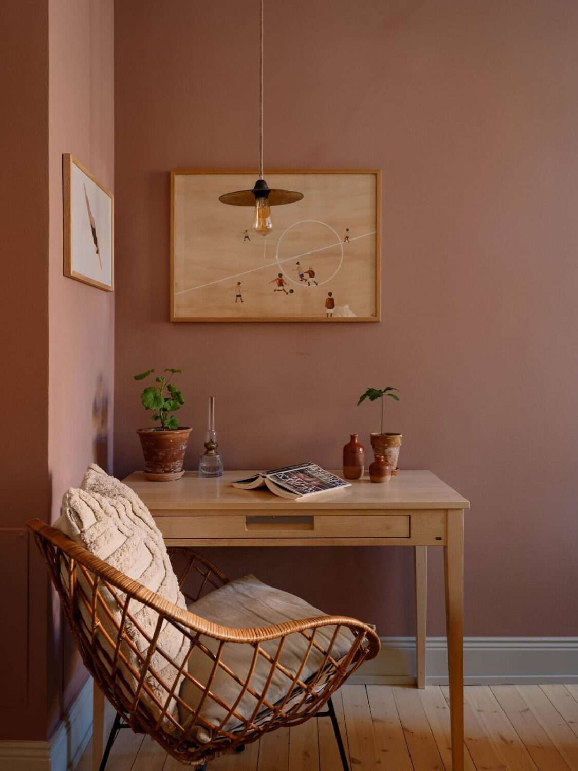 Light and Dark Tones in a Stunning Apartment 14 pink bedroom desk
