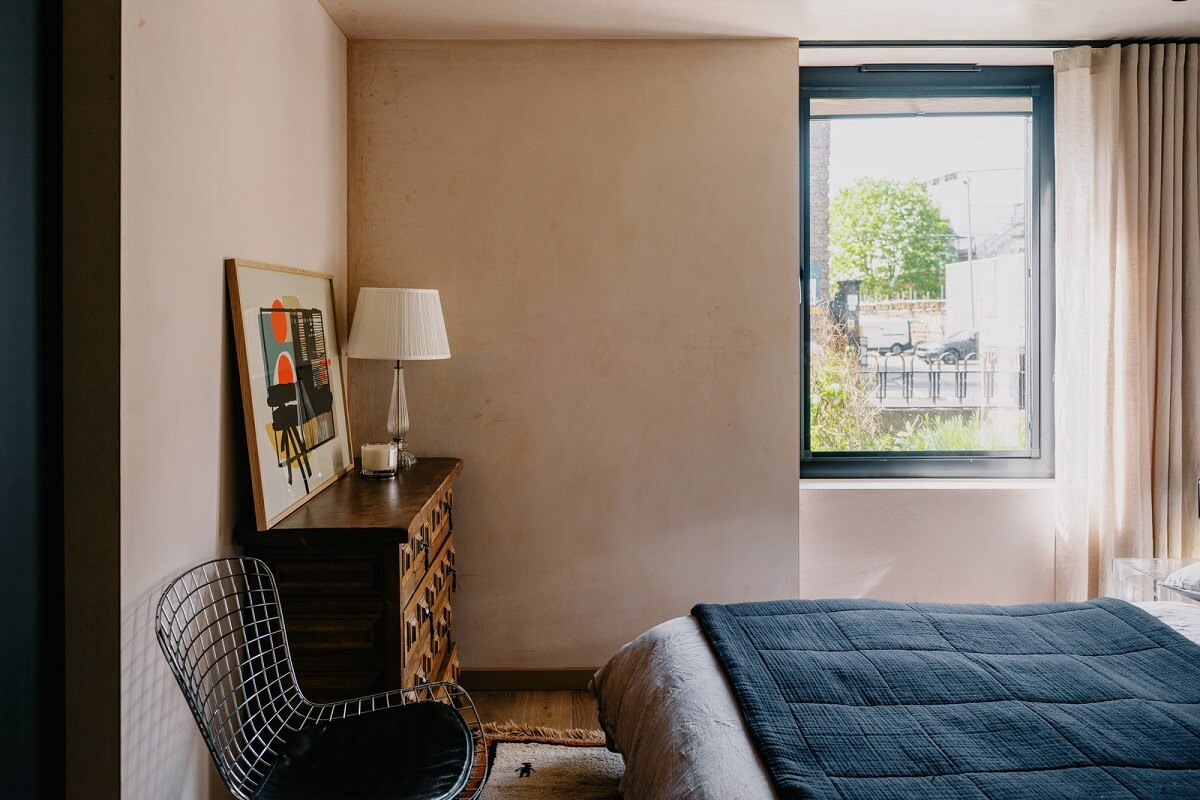 Warm Color Tones in a London Apartment with a Garden 14 plaster pink walls bedroom