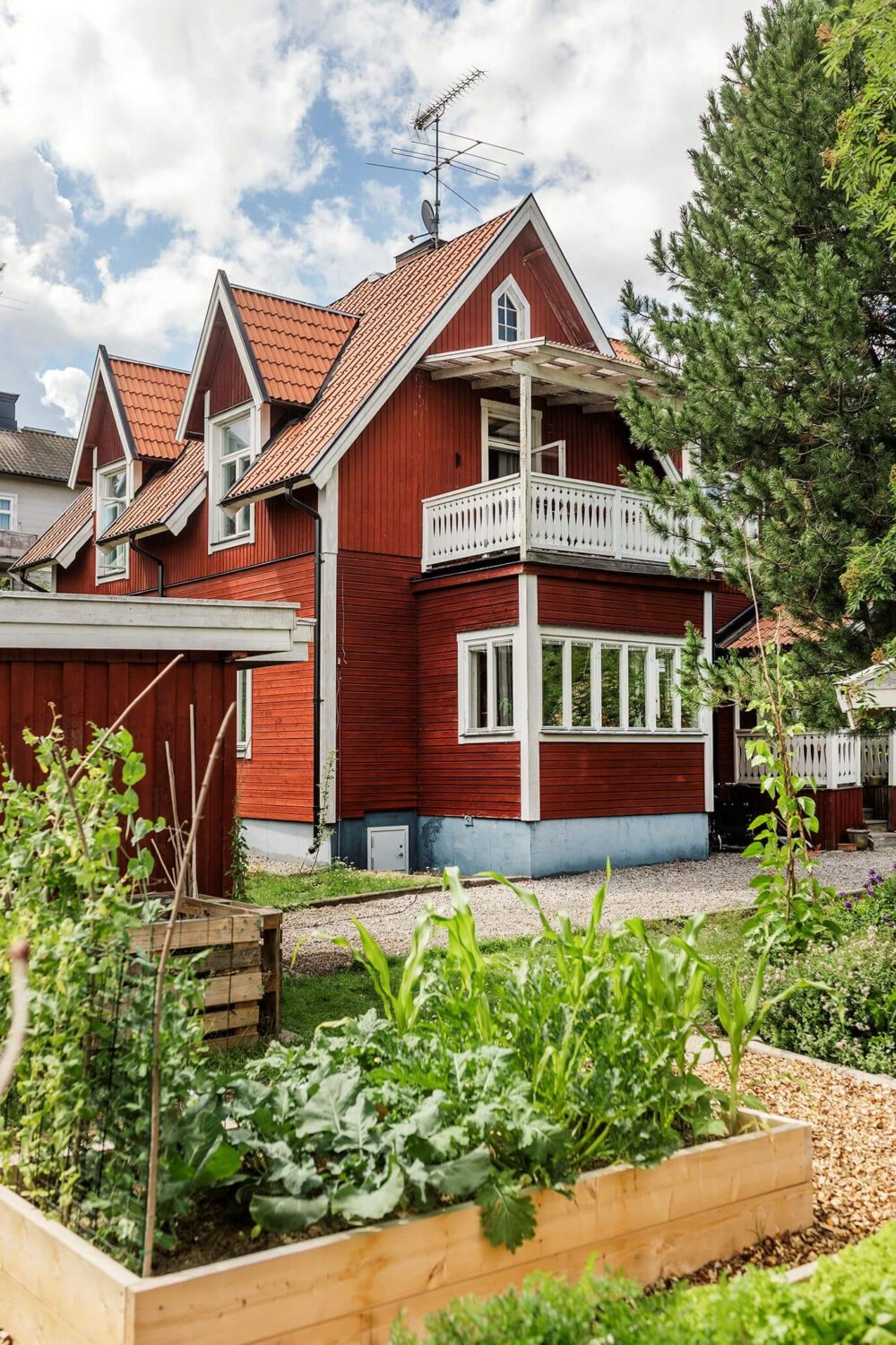 A Historic Swedish Country House with a Beautiful Garden 1 red swedish country house with kitchen garden nordroom