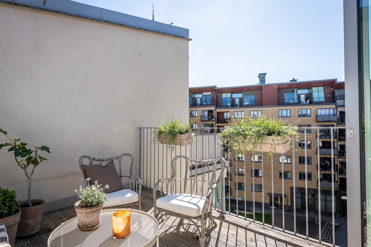Floor-to-Ceiling Bookcases and Windows in a Loft Style Apartment 19 roof terrace