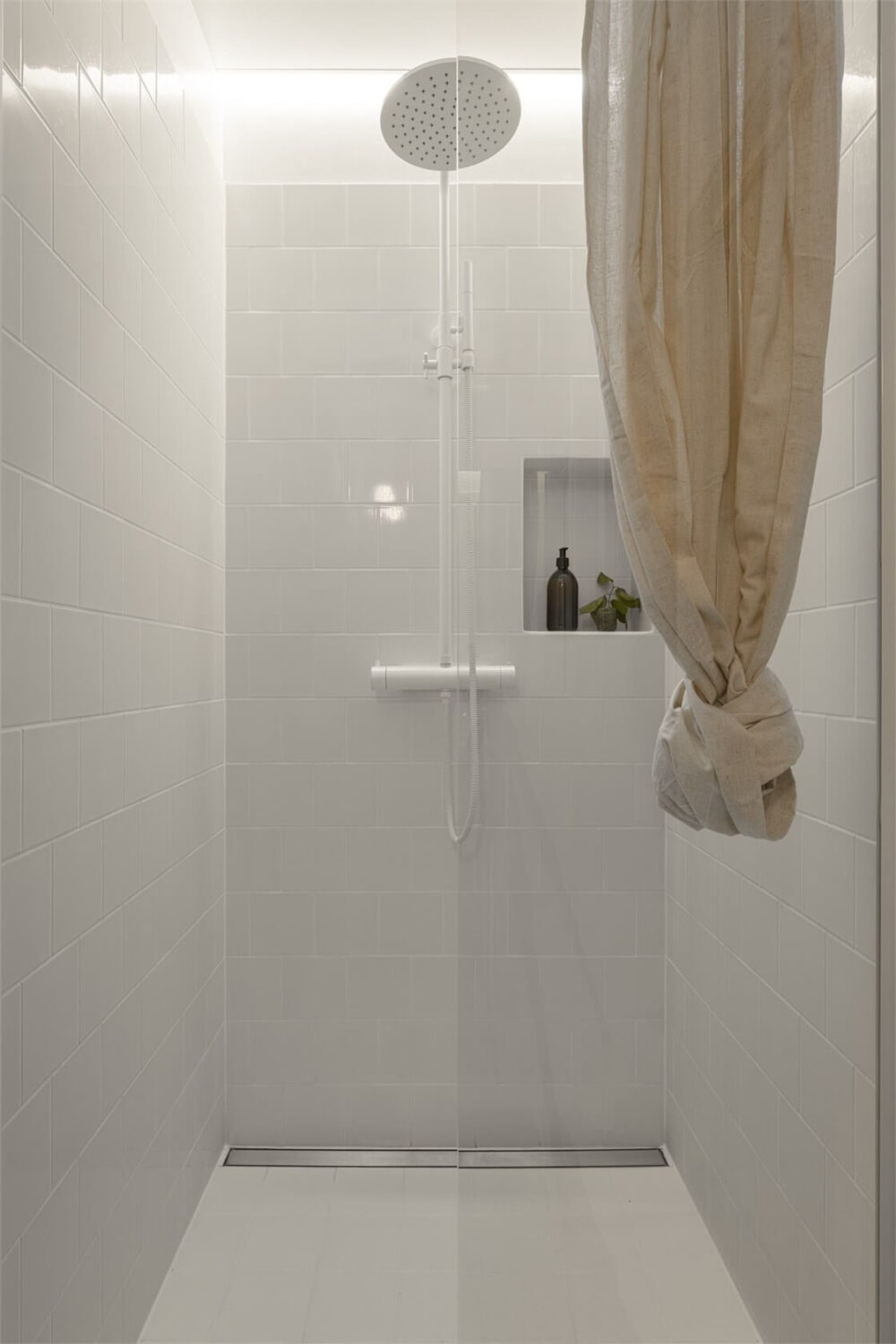 Wooden Details in a Light Duplex Apartment in Sweden 22 shower niche