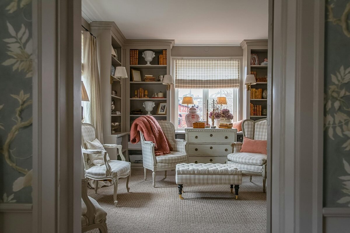 A Classic and Luxurious Lakeside Home in Sweden 27 siiting room luxurious summer house sweden nordroom