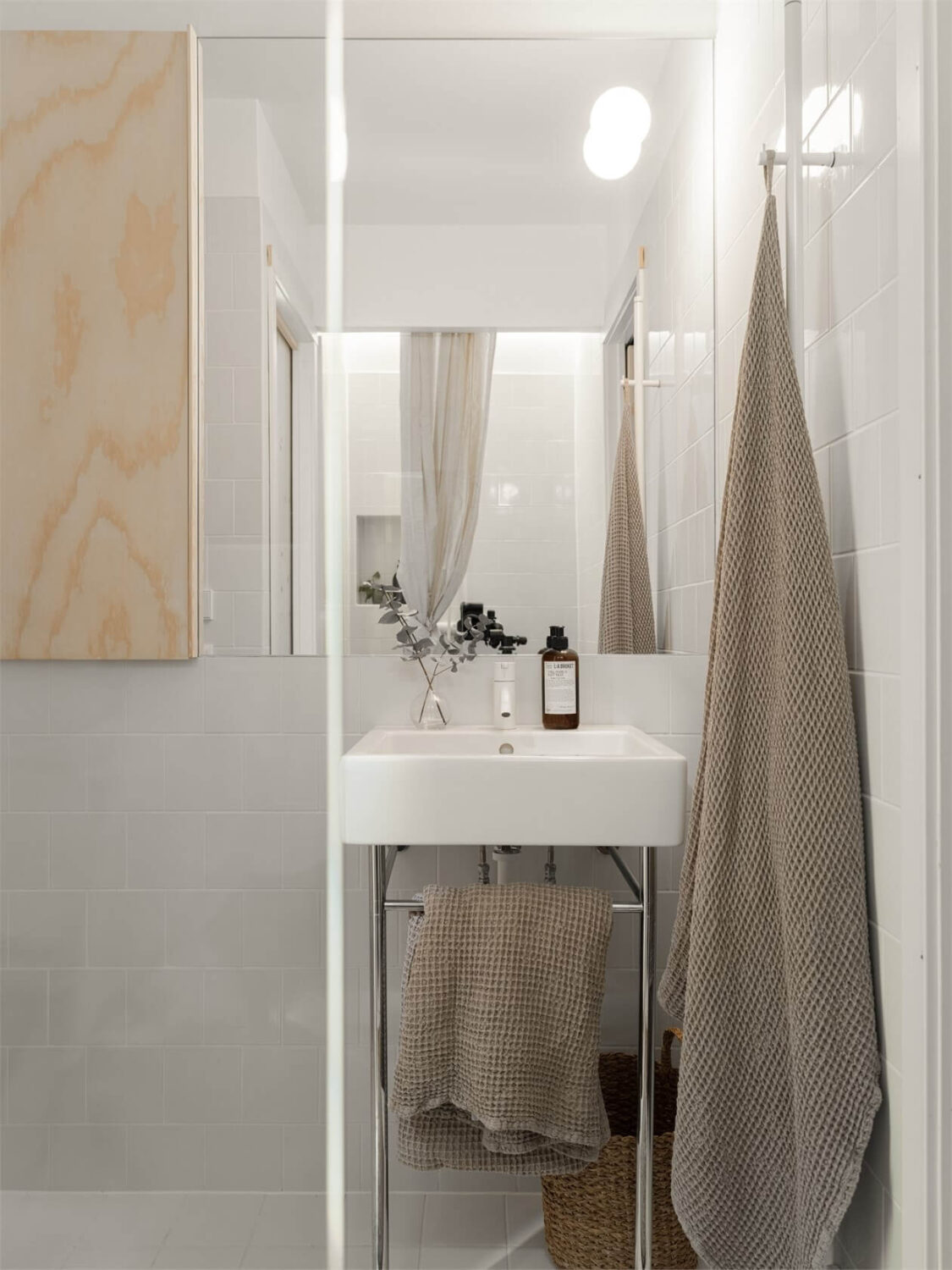 Wooden Details in a Light Duplex Apartment in Sweden 21 small bathroom