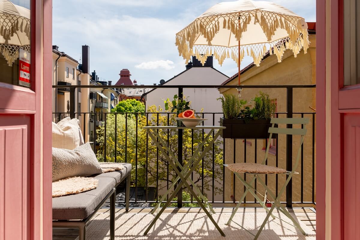 A Light Renovated Apartment in Stockholm 19 sunny balcony