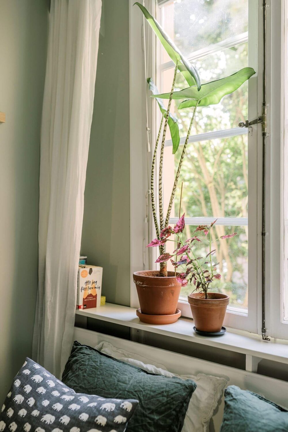 A Small Renovated 1920s Apartment in Stockholm 11 tiny bedroom with window sill