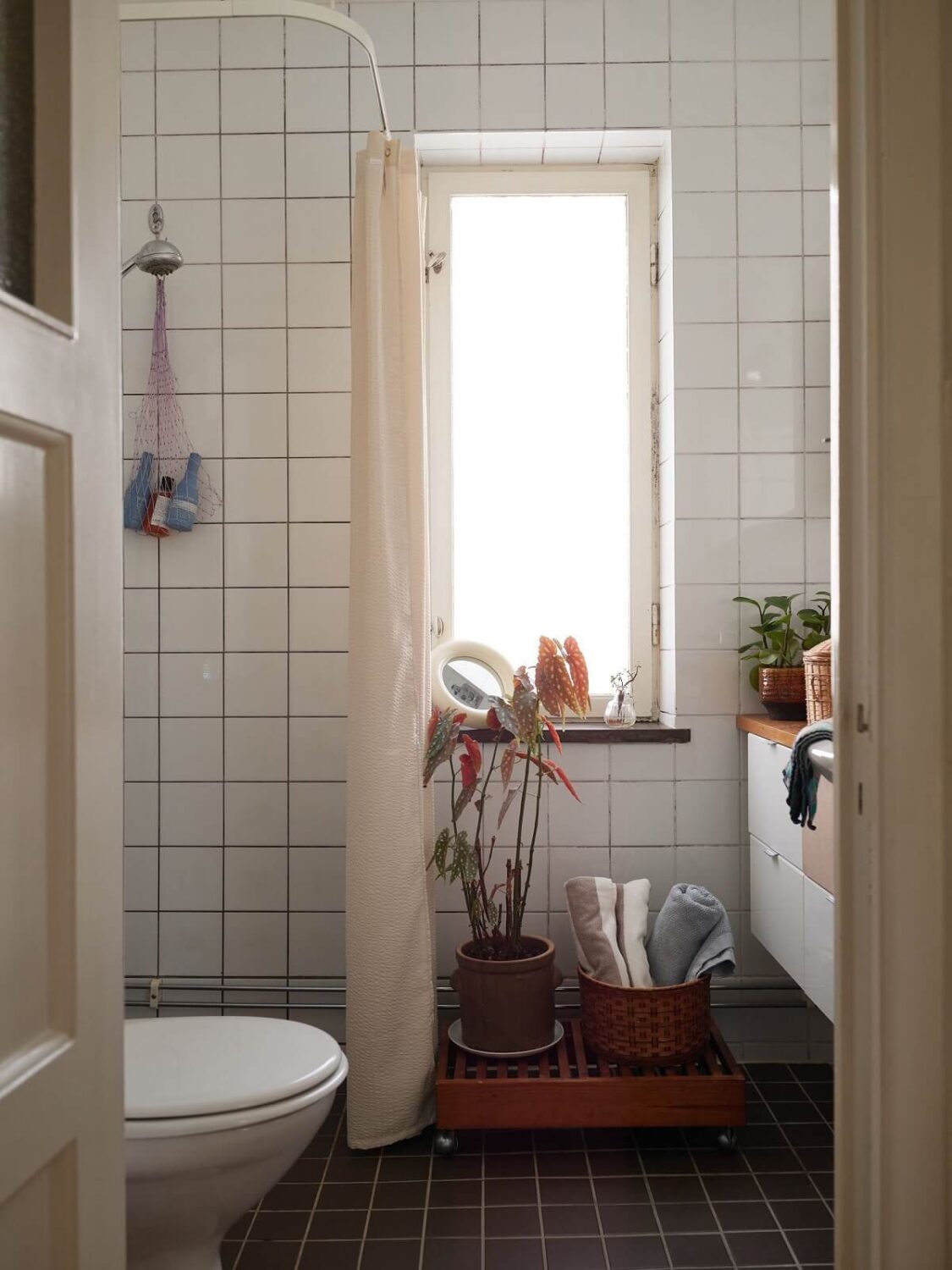 A Swedish Apartment with a Restored Original Kitchen 18 white bathroom plants