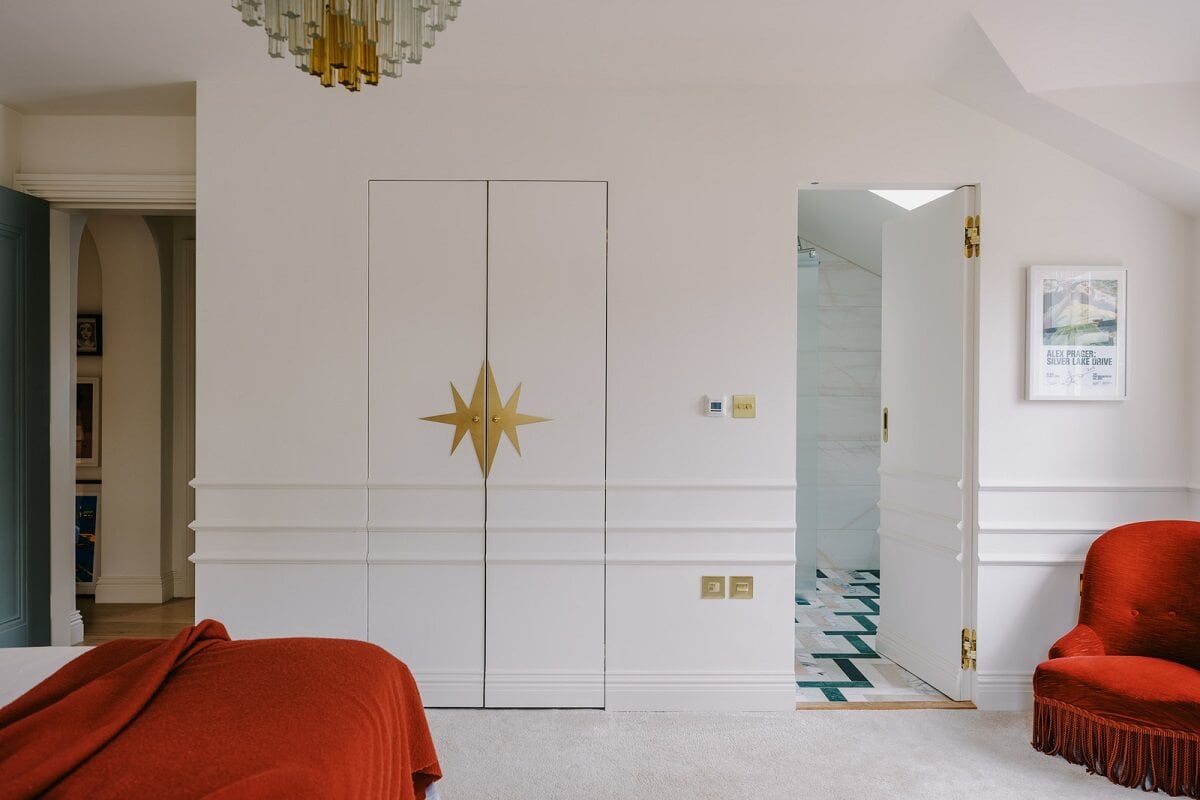 A White English House with a Beautiful Open-Plan Kitchen 12 white bedroom with en suite