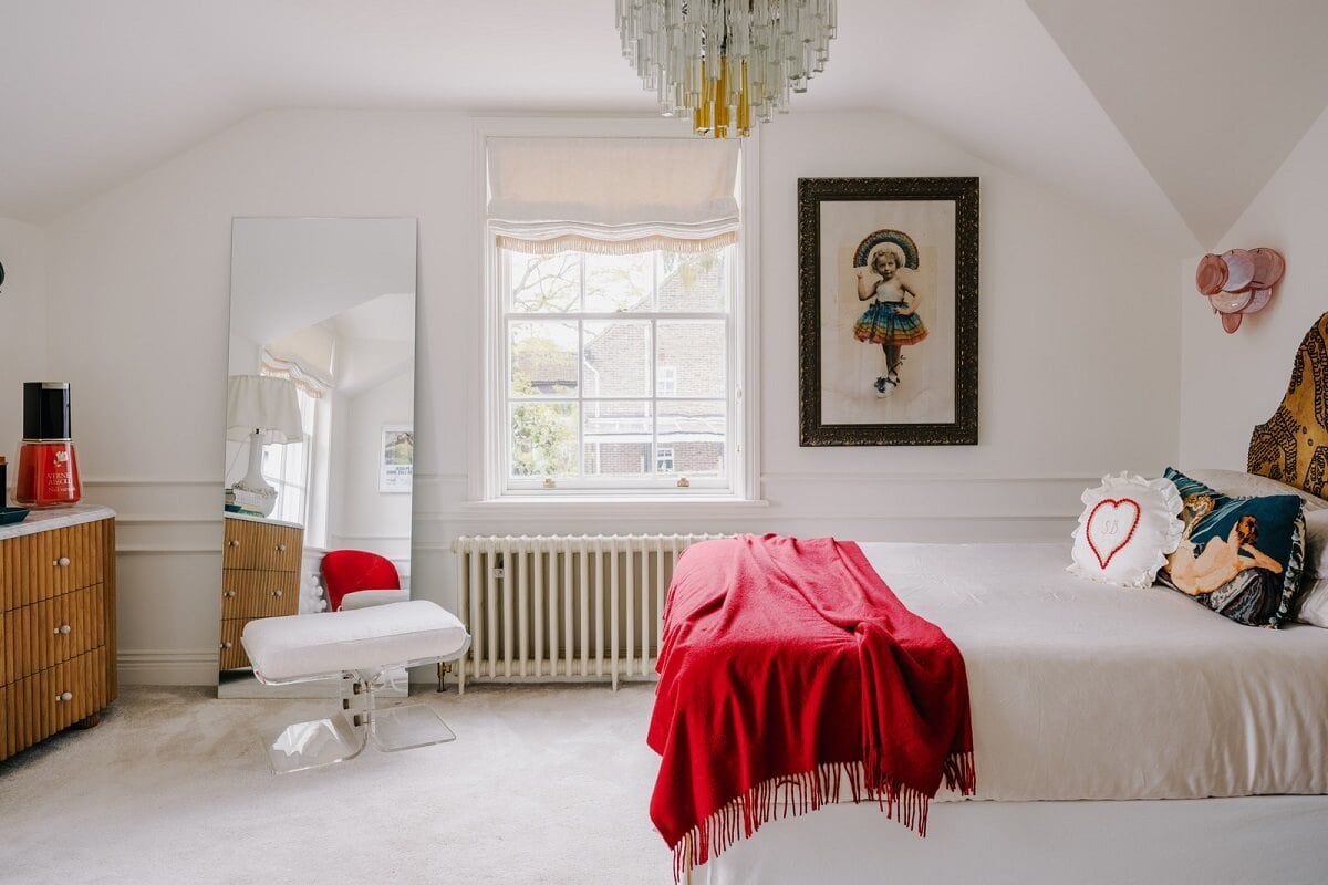 A White English House with a Beautiful Open-Plan Kitchen 11 white bedroom