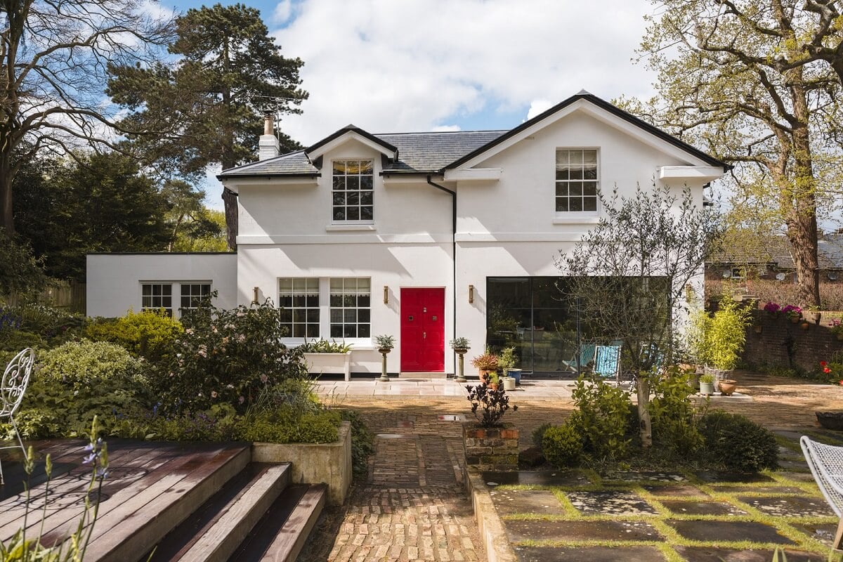 A White English House with a Beautiful Open-Plan Kitchen 28 white english house red front door