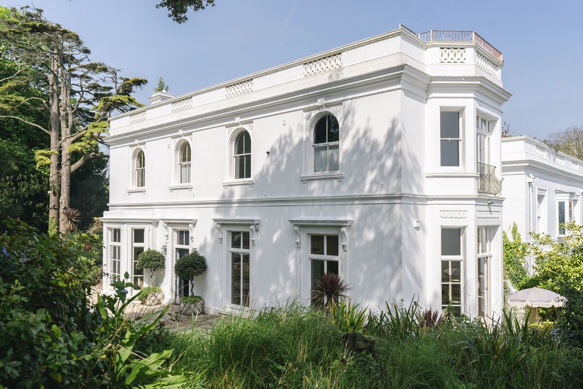 Grand Rooms and Vibrant Colors in an English Country Home 27 white house england Grand Rooms and Vibrant Colors in an English Country Home