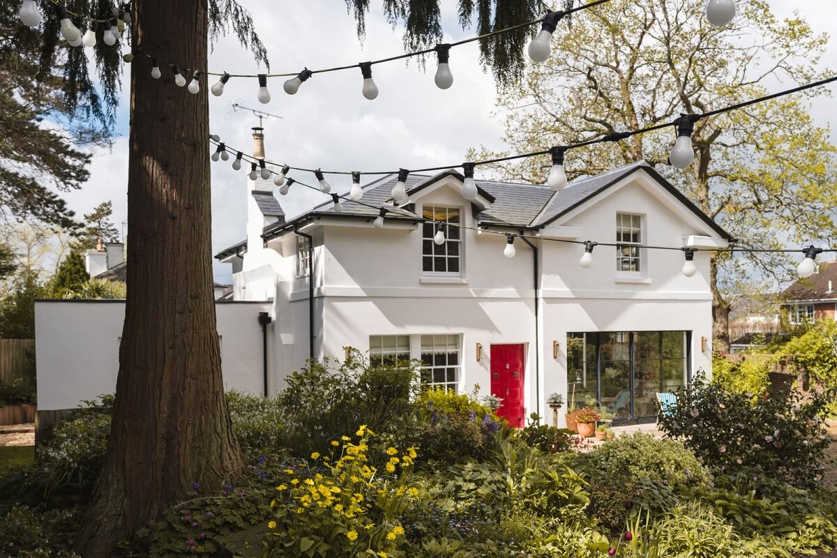 A White English House with a Beautiful Open-Plan Kitchen 1 white house with red front dor