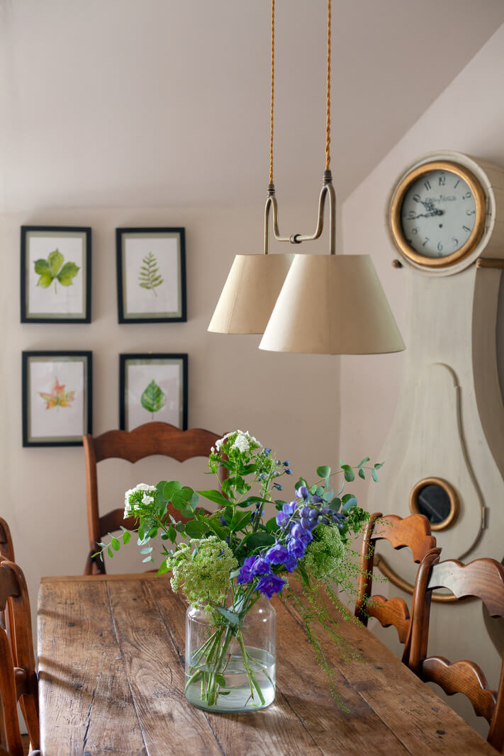 Charming Cottage Style in a London Maisonette 6 wooden dining table english cottage