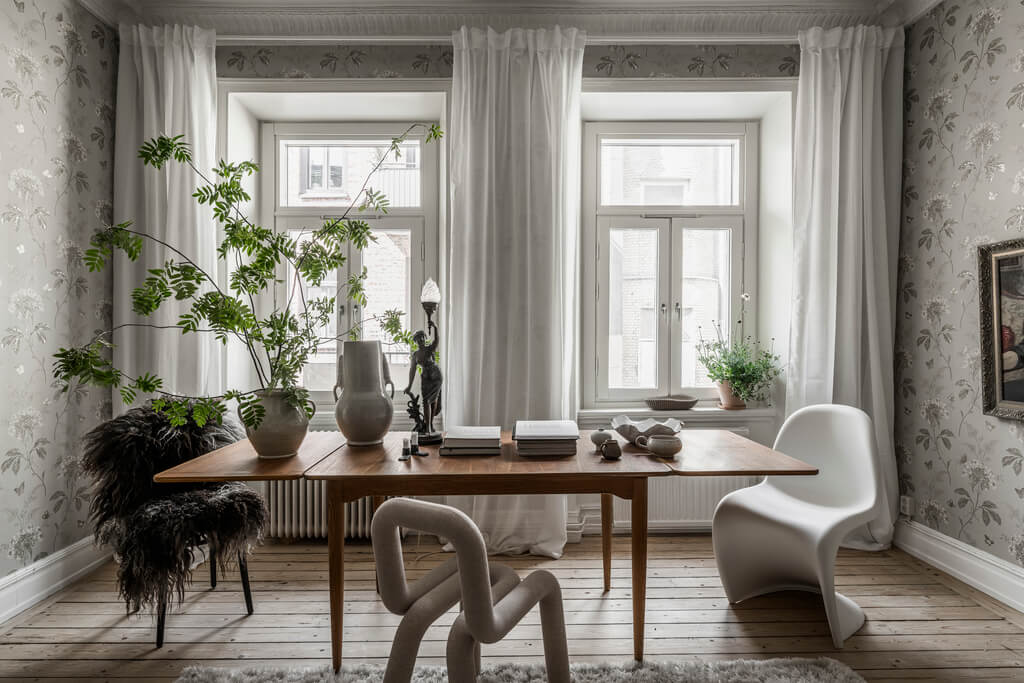 Wallpaper and Historic Charm in a Swedish Apartment 4 wooden table living room
