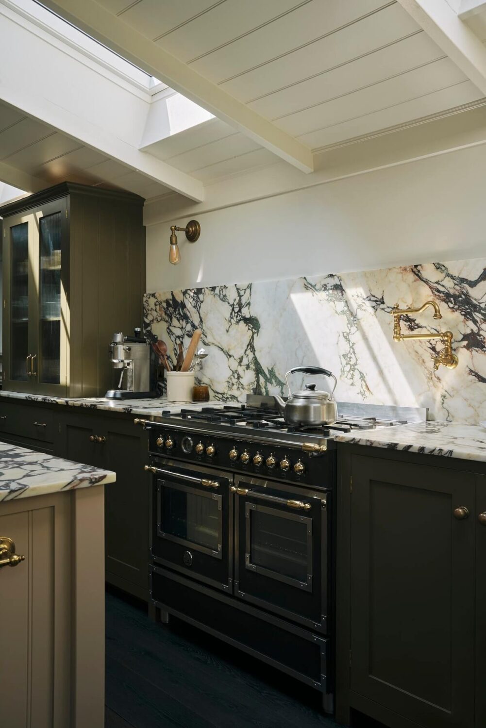 The Flint House Kitchen Extension by deVOL 11 12.TheRealShakerKitchen deVOL nordroom The Flint House Kitchen Extension by deVOL